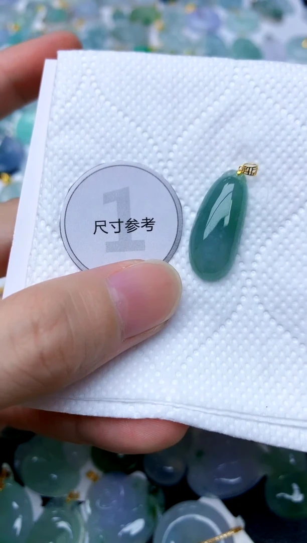 颈饰18K金镶嵌翡翠天然A货翡翠