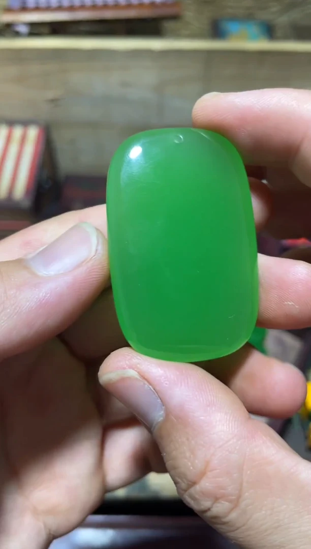 和田玉未镶嵌颈饰苹果绿面包牌1件