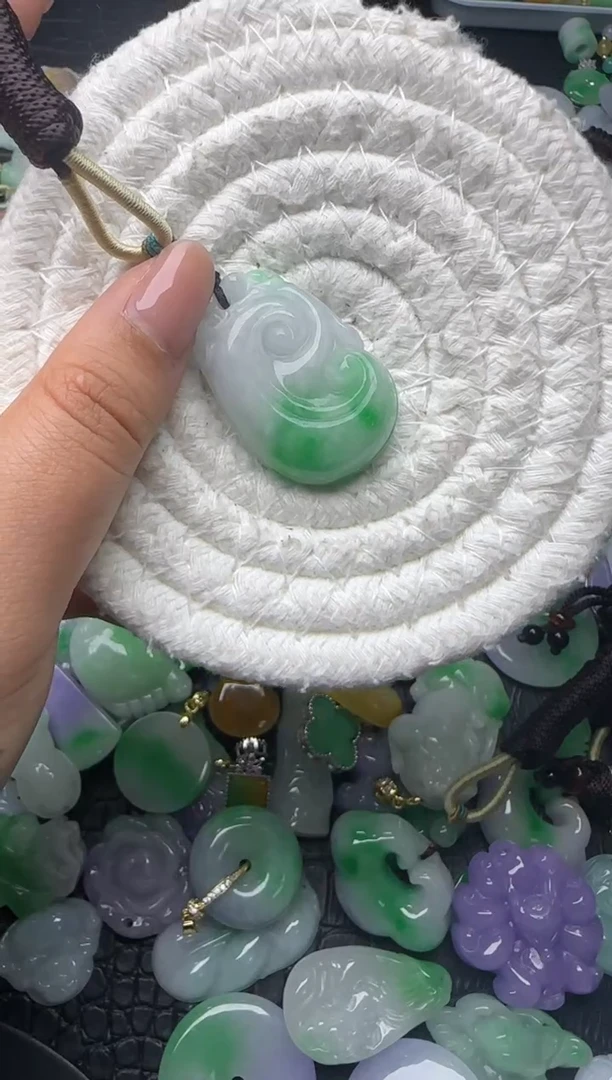 颈饰未镶嵌翡翠缅甸翡翠吊坠