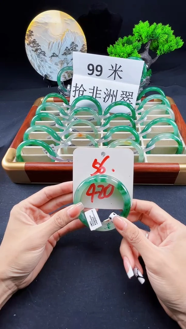 未镶嵌手镯石英质玉(非洲翠)手镯