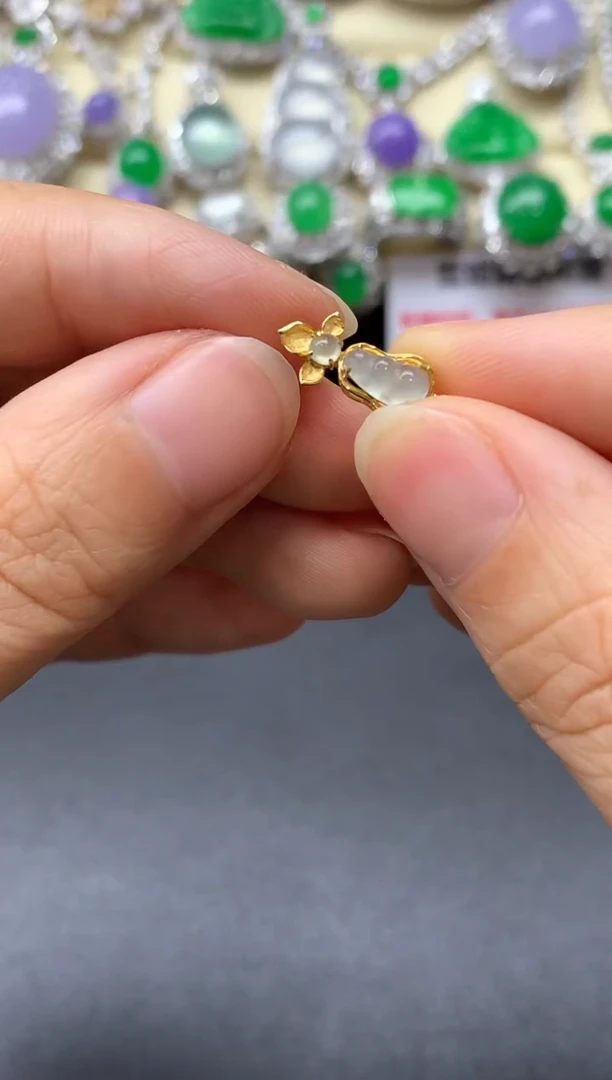 颈饰18K金镶嵌翡翠64-中国好珍宝