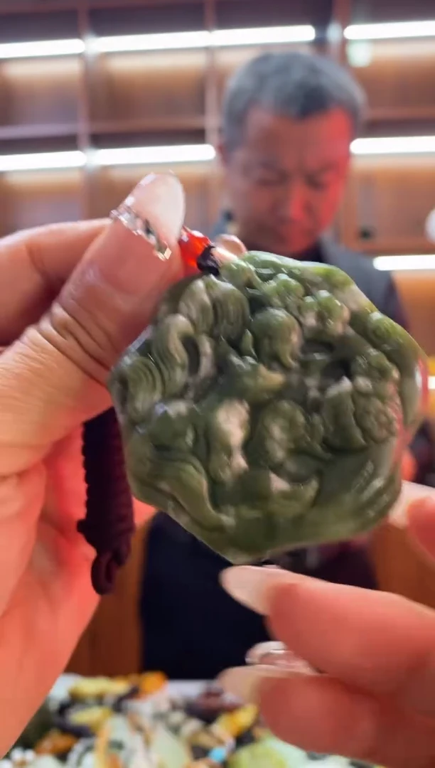 未镶嵌蛇纹石玉吊坠