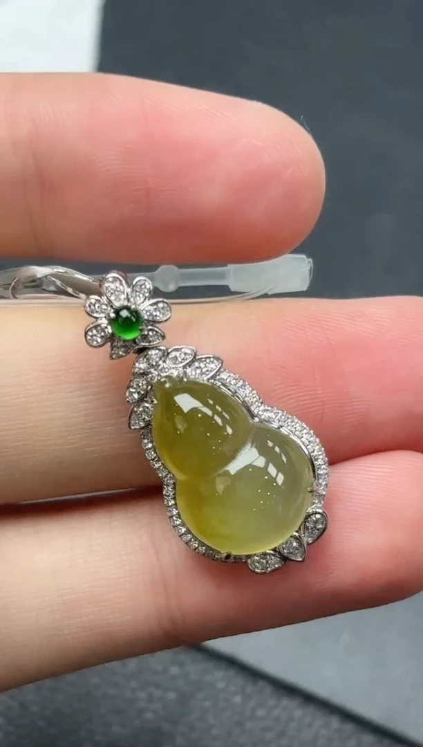 18K金镶嵌挂件翡翠葫芦