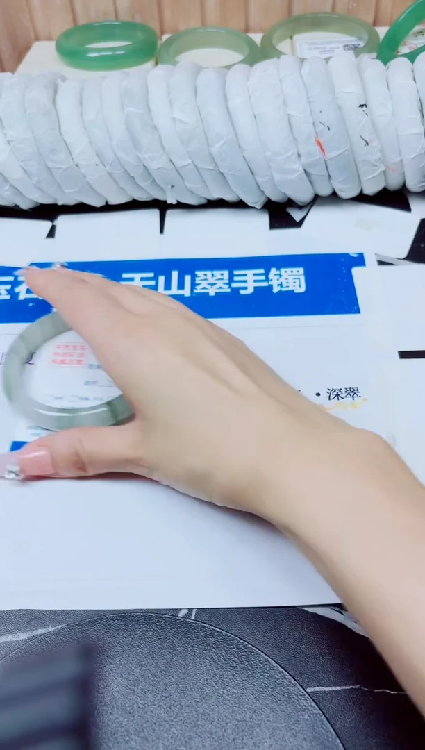 未镶嵌手镯石英质玉154/57.2