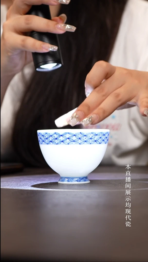 青花铜钱纹高足杯