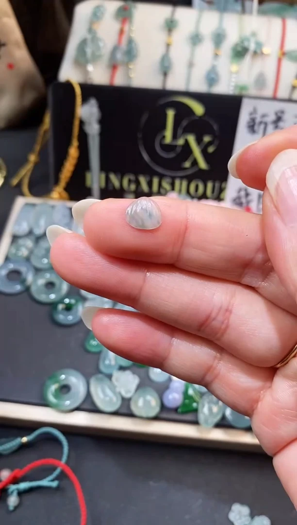 翡翠散珠是**呀贝壳裸石