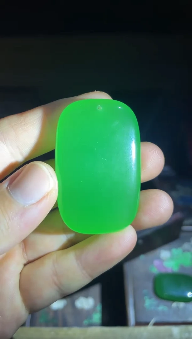 和田玉未镶嵌颈饰苹果绿面包牌1件