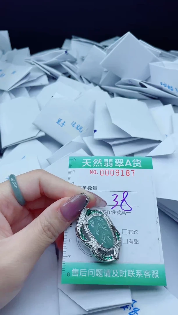 翡翠未镶嵌颈饰我