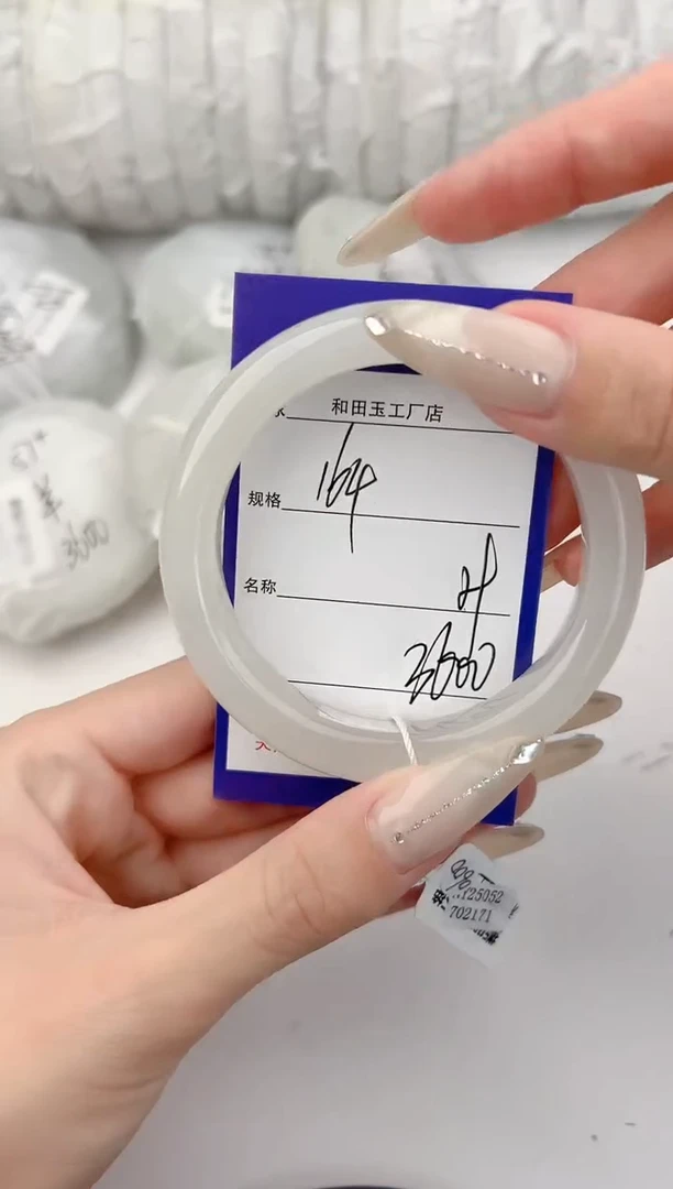 和田玉手镯未镶嵌164颜色微差无瑕疵