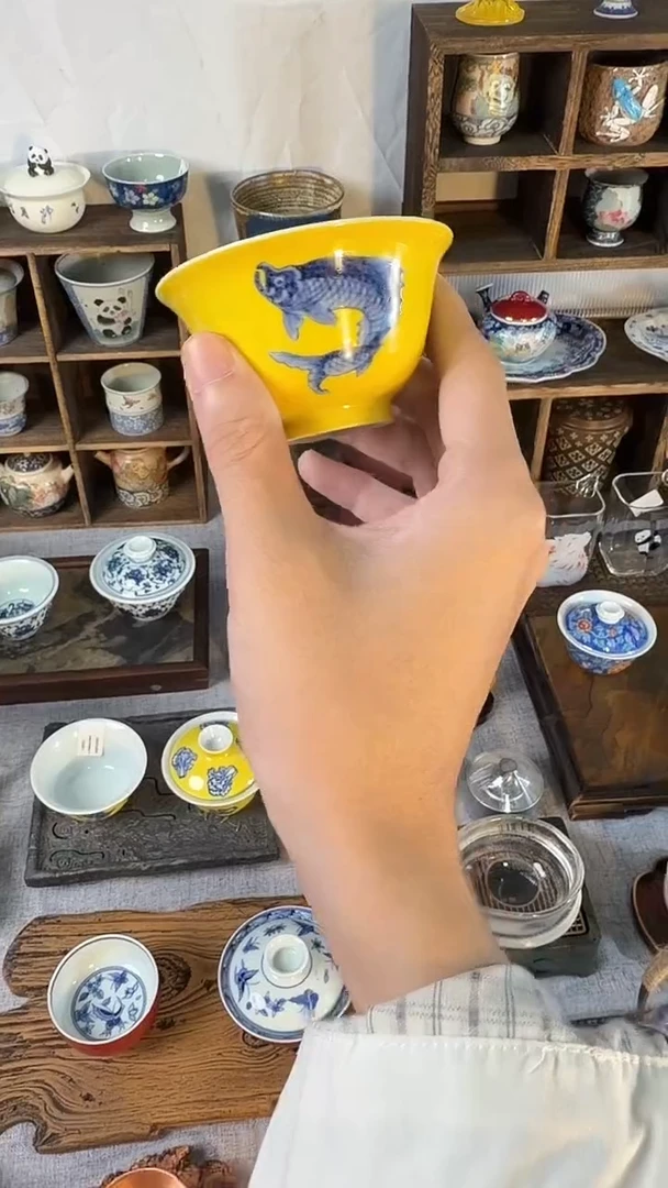 景德镇皇帝青花单鱼藻纹杯