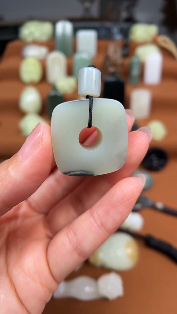 和田玉未镶嵌颈饰平安扣