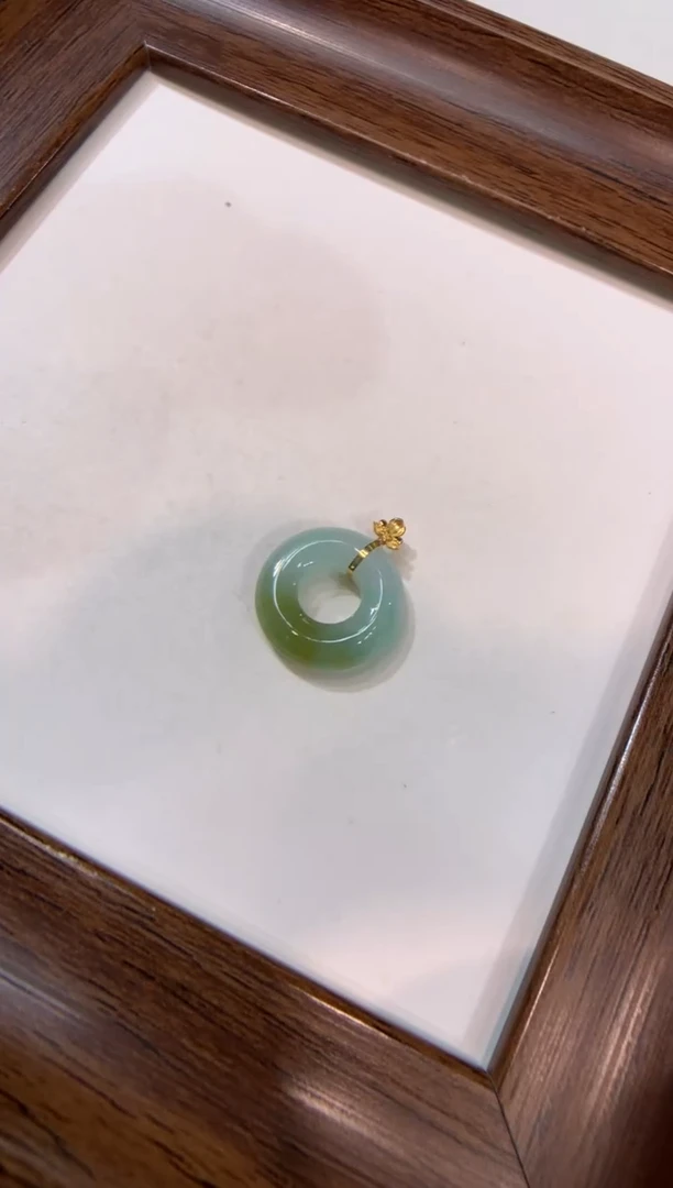 颈饰18K金镶嵌翡翠甜甜圈