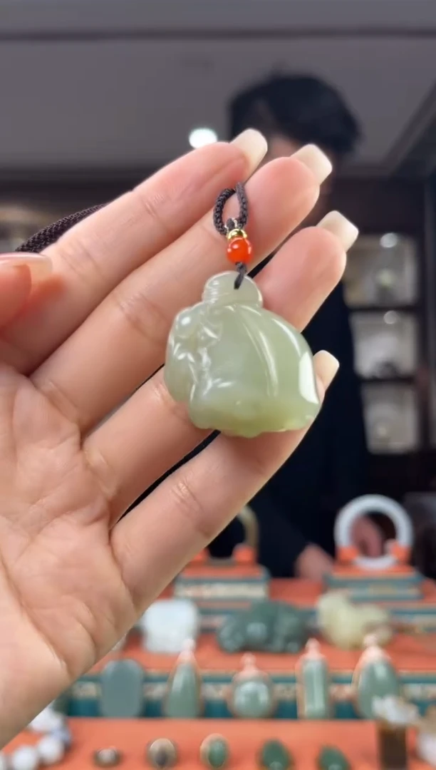 颈饰未镶嵌和田玉佩佩