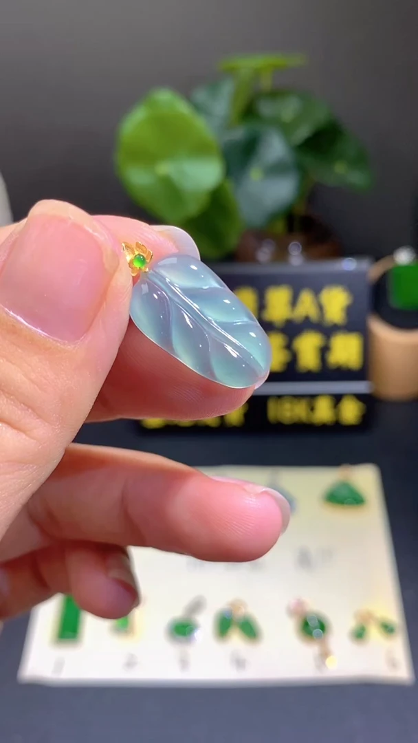 翡翠18K金镶嵌颈饰翡翠A货