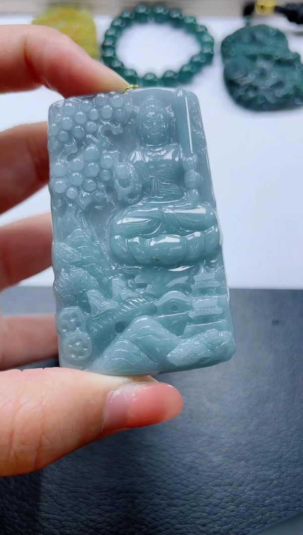 翡翠未镶嵌颈饰          