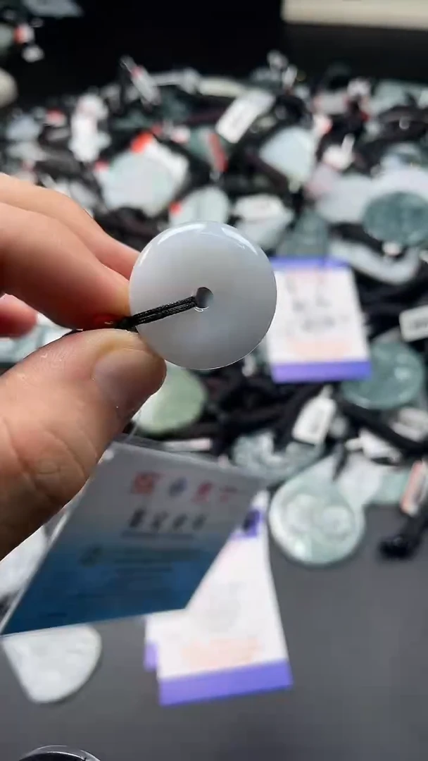 翡翠未镶嵌颈饰 多样性发其一