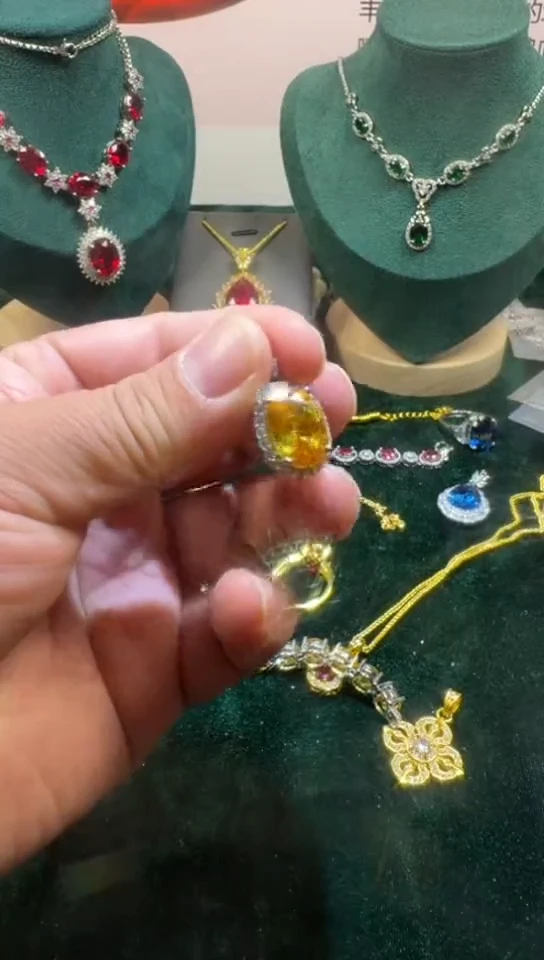 颈饰18K金镶嵌钻石1