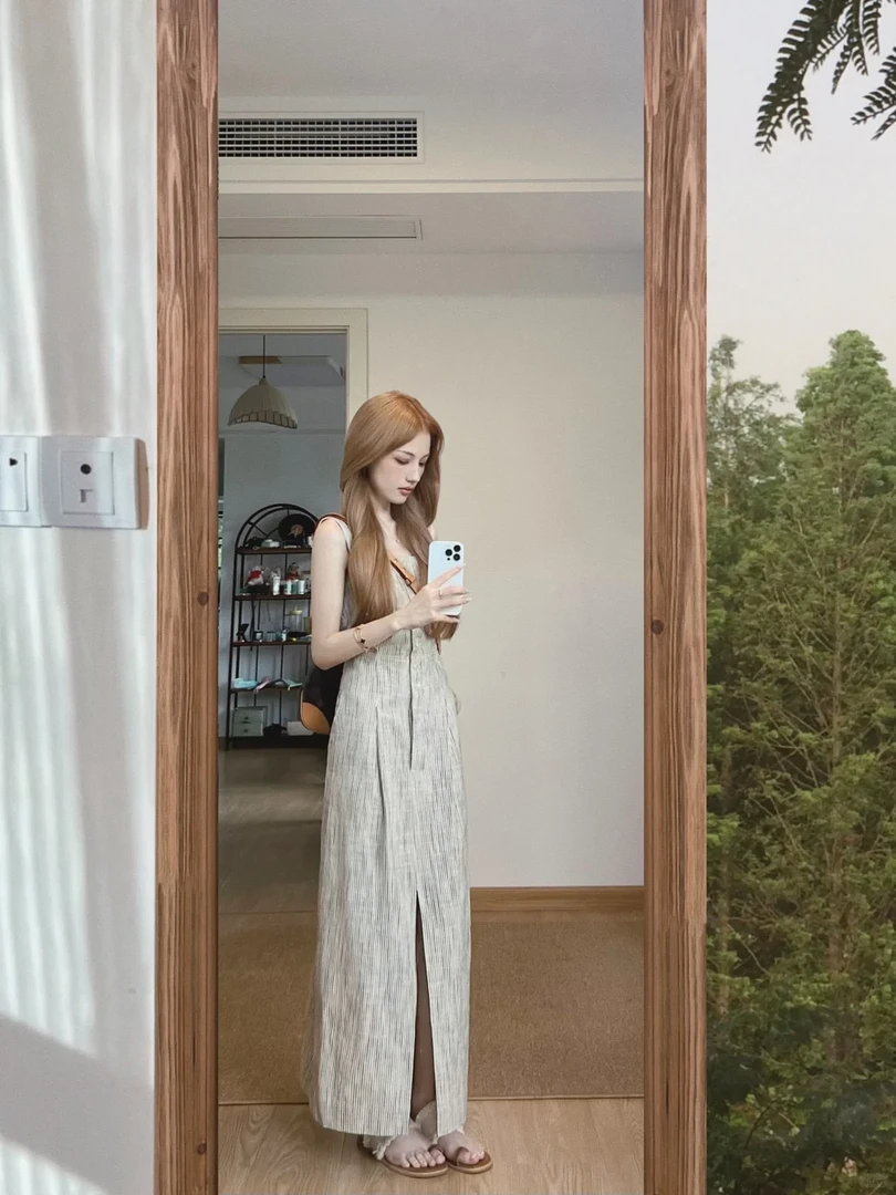 设计感韩版复古灰色条纹背带裙女夏高级感气质休闲显瘦开叉连衣裙