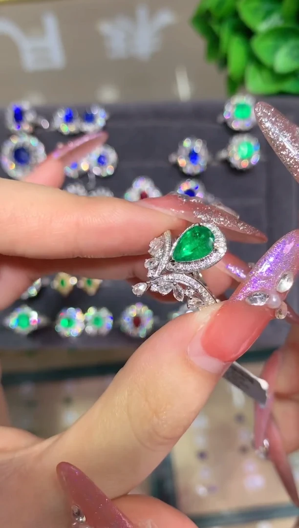 18K金镶嵌戒指祖母绿1.01CT