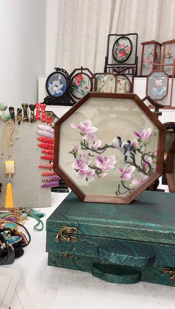 扇子苏绣作品摆台