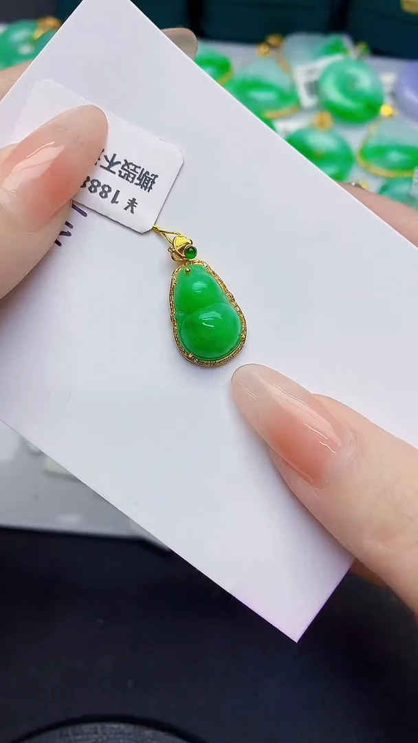 颈饰18K金镶嵌翡翠缅甸天然翡翠A货