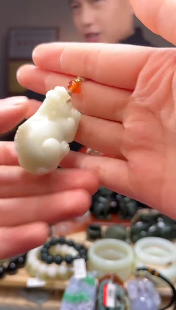 颈饰未镶嵌和田玉吊坠