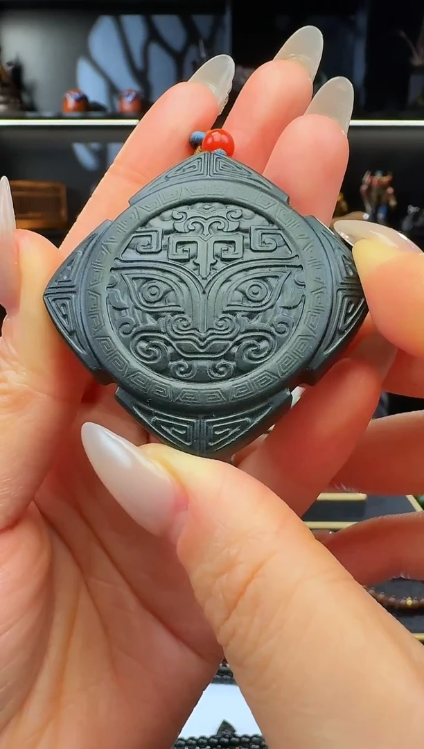 颈饰未镶嵌和田玉塔青方扣挂件