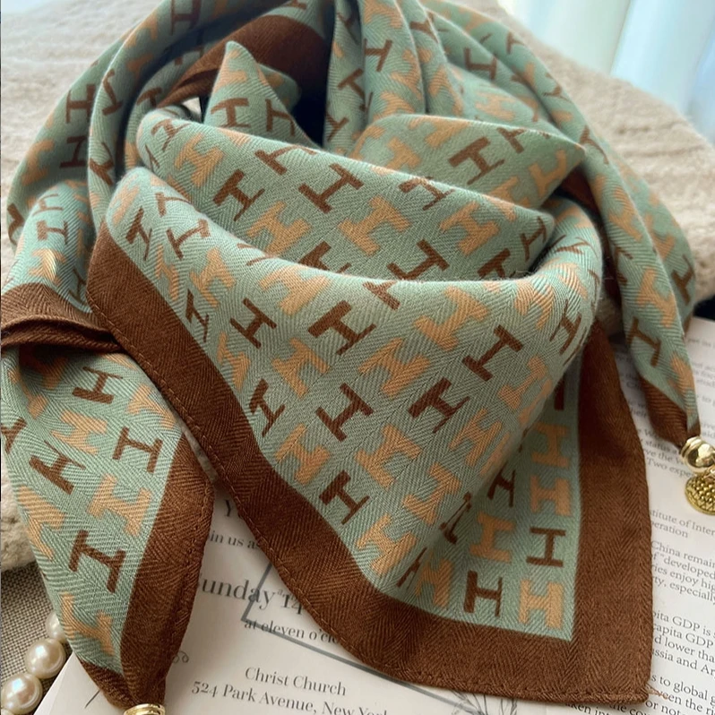 福利磁扣字母小丝巾女多功能领巾正方形百搭洋气感护颈棉麻小围巾