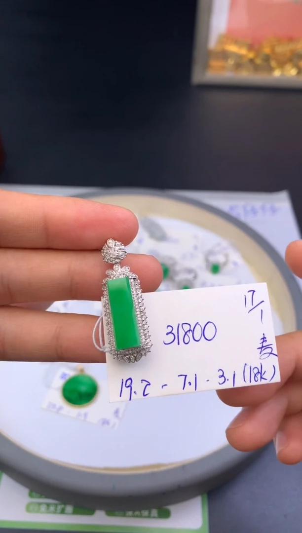 【闪购商品】翡翠颈饰18K金镶嵌吊坠