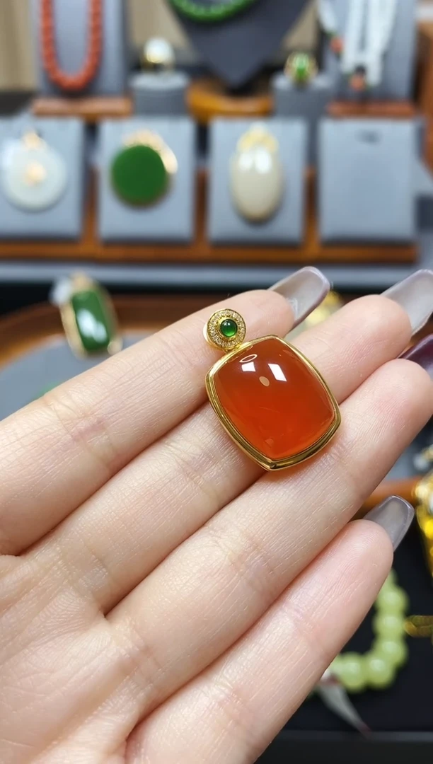 【闪购商品】南红玛瑙冰红方牌吊坠18K金镶嵌*
