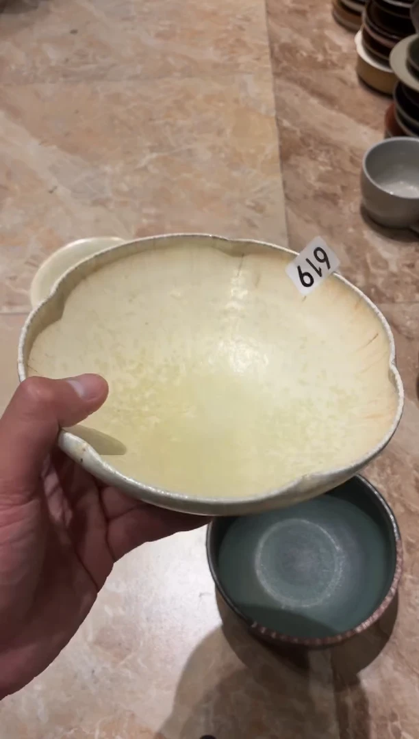 瓷片??619微瑕粗陶花瓣盘1个
