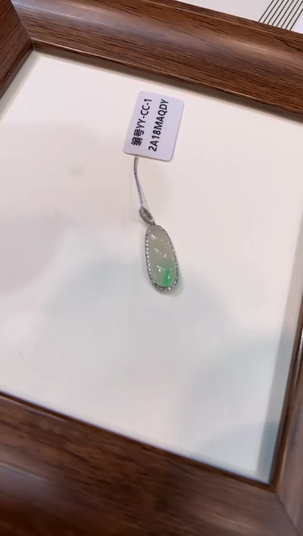 颈饰18K金镶嵌翡翠福豆
