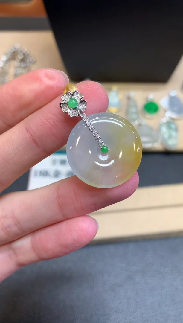 【闪购商品】翡翠颈饰18K金镶嵌平安扣【无服务费】