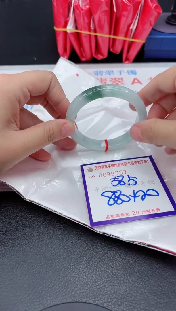 翡翠手镯未镶嵌1