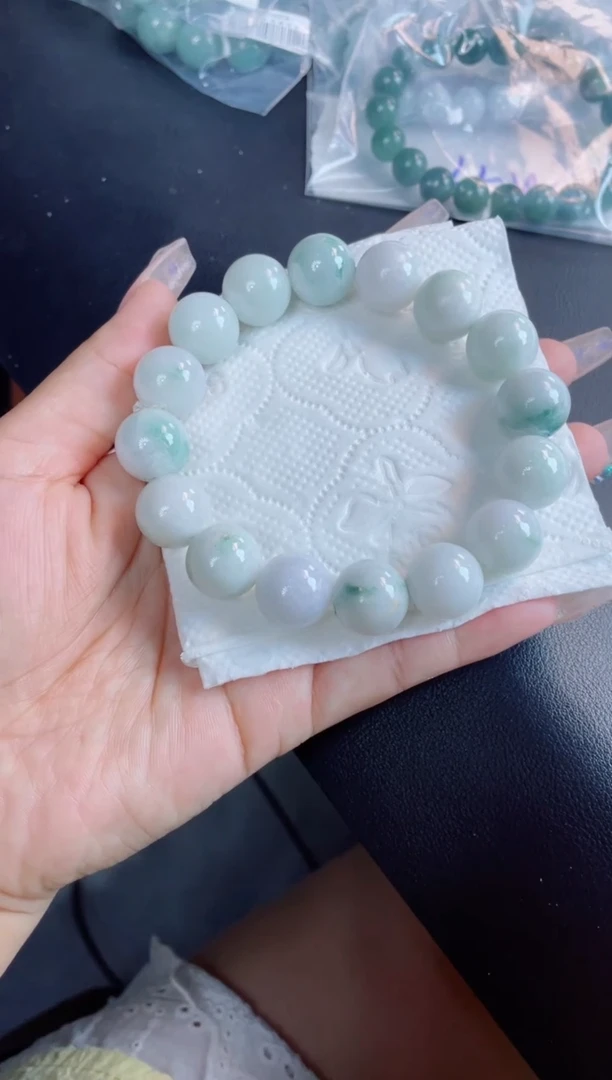 翡翠戒指未镶嵌珠串