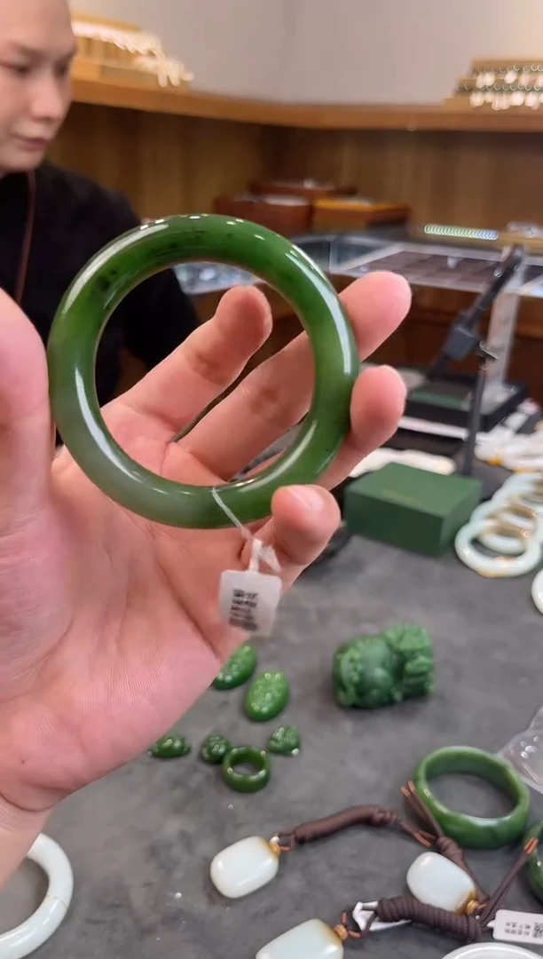 未镶嵌手镯和田玉一个圈口：54-56mm