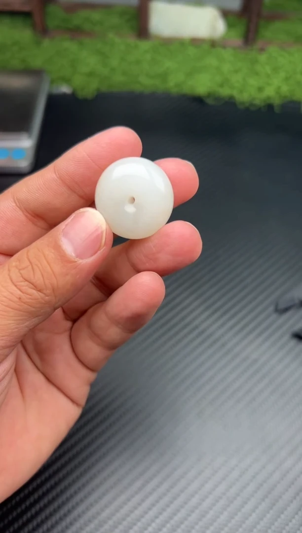 吊坠(赠链)未镶嵌和田玉黑山微色差平安扣J