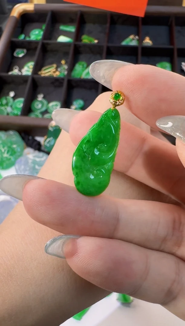 颈饰18K金镶嵌翡翠缅甸A货翡翠