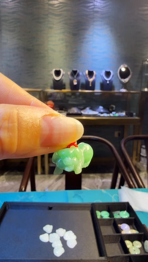 【闪购商品】翡翠颈饰未镶嵌翡翠小狗