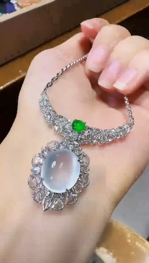 套链18K金镶嵌翡翠蛋面