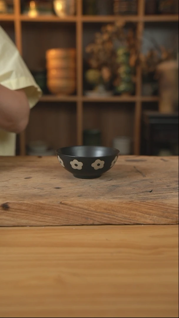 黑色雕刻小花的4.8英寸小圆碗1个