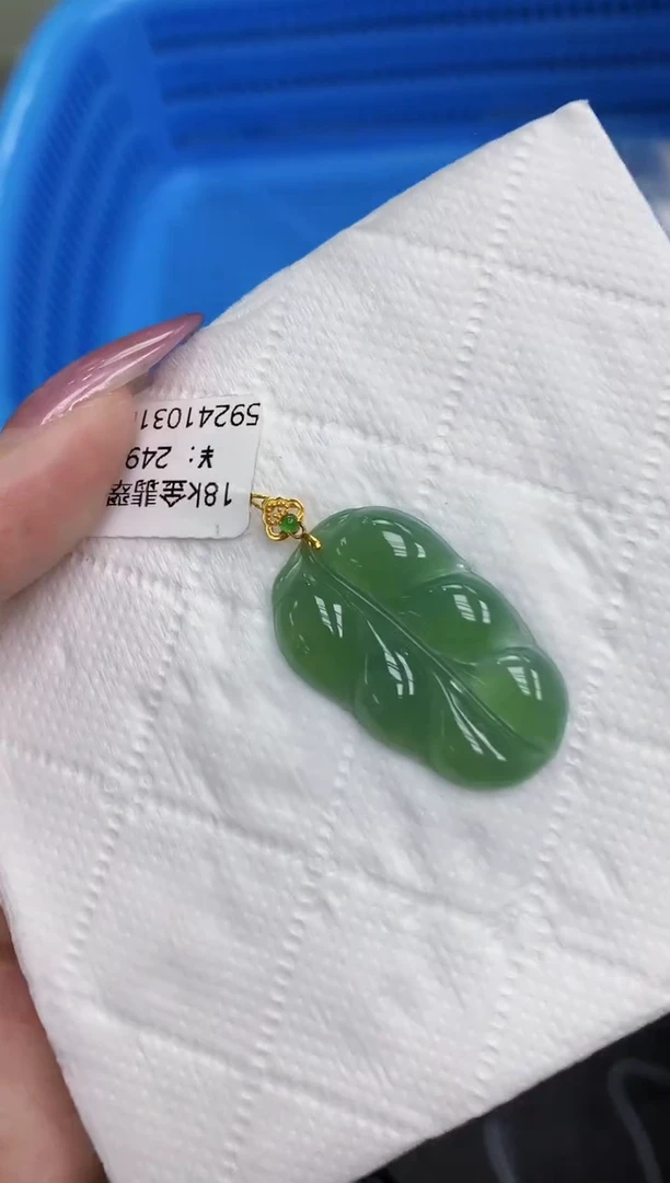 翡翠18K金镶嵌颈饰1111111111