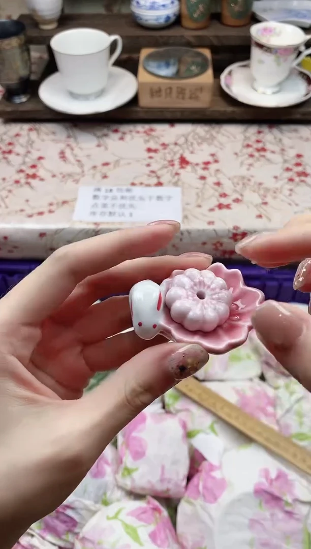 瓷片      兔子香插