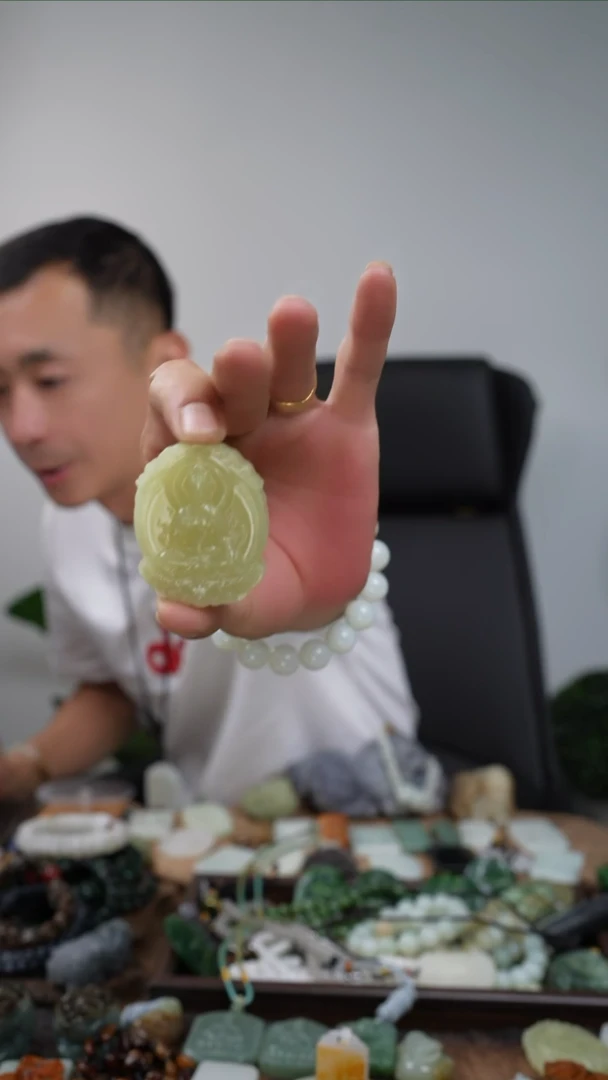 和田玉未镶嵌吊坠(不含链)鸡油黄观音牌