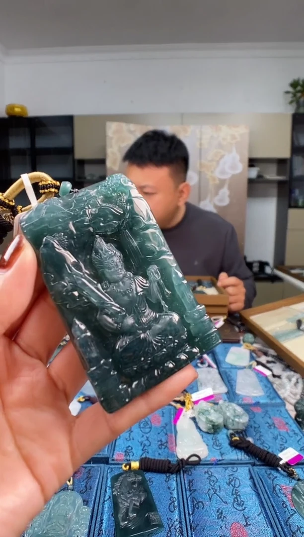 颈饰未镶嵌翡翠  多样性发其一