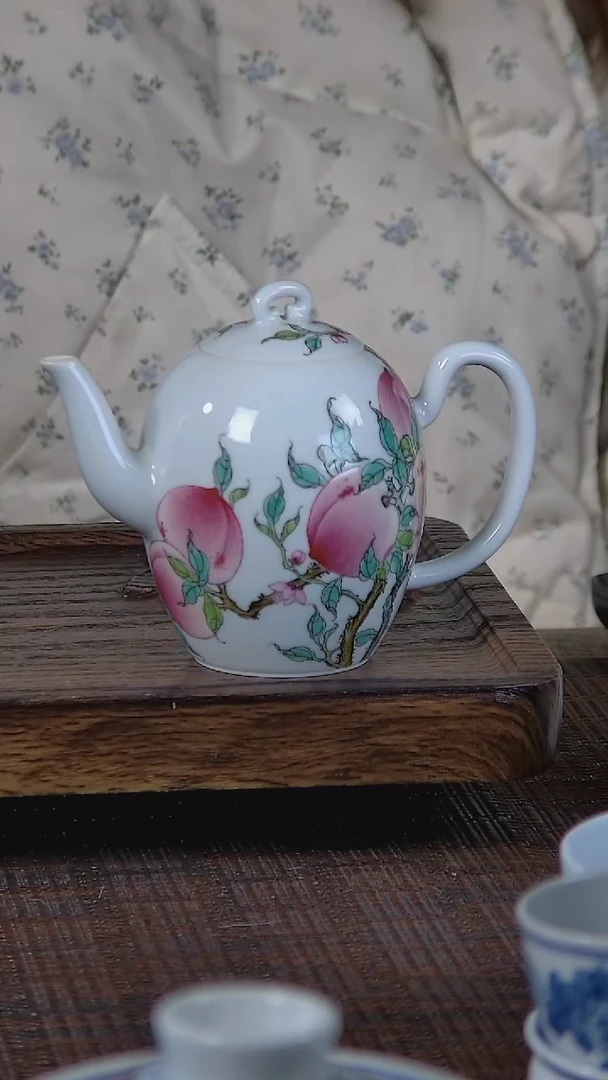 【闪购商品】折葵非器手工手绘粉彩桃美人肩壶微瑕