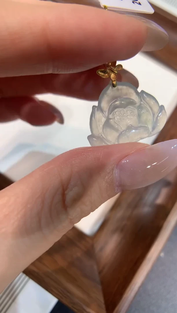 颈饰18K金镶嵌翡翠莲花