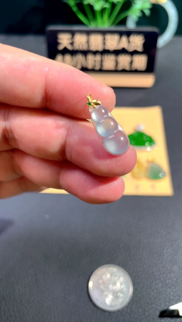 颈饰18K金镶嵌翡翠翡翠