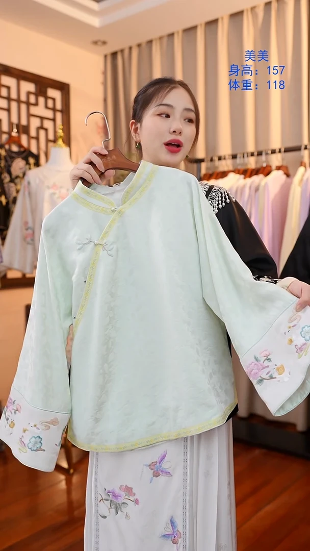 刺绣兔子袖口月白色正绢上衣 桑蚕丝非遗苏绣服饰