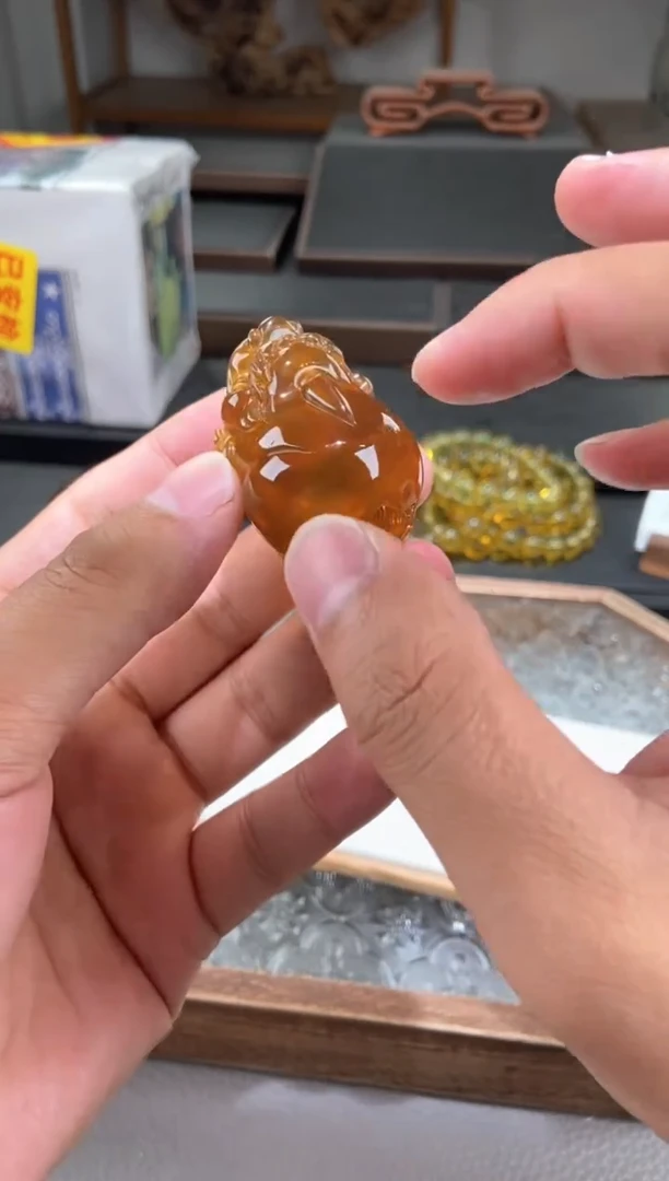 琥珀颈饰未镶嵌貔貅吊坠